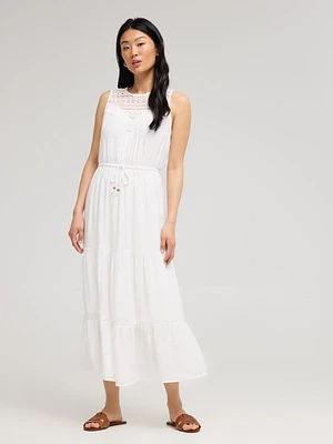 Robe longue à volants et col licou en dentelle