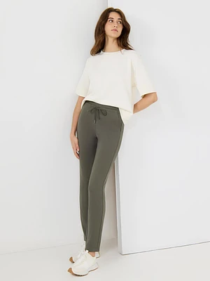 Pantalon léger à jambe ajustée