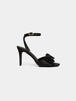 Sandale à talons hauts en satin avec boucle