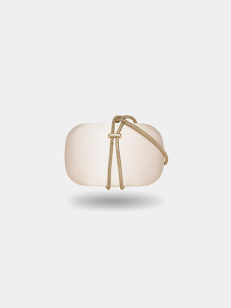 Minaudière en satin avec poignée ornée de bijoux
