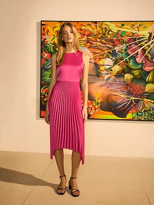 Robe plissée en satin à ourlet asymétrique