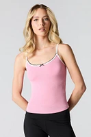 Camisole côtelée avec liséré de dentelle contrastant