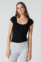T-shirt côtelé avec encolure dégagée et liséré de dentelle