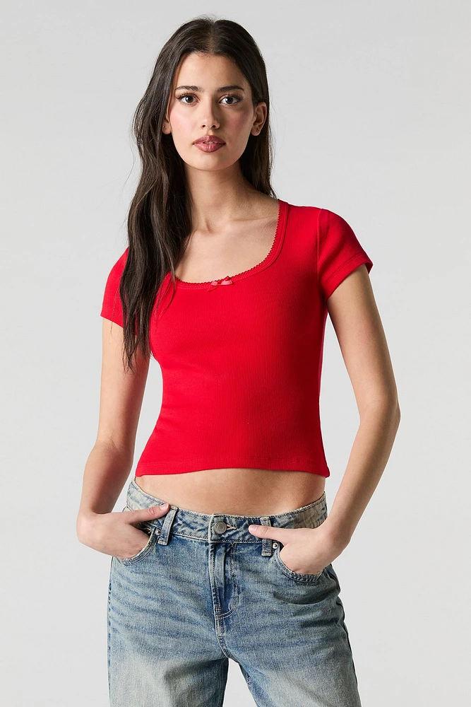 T-shirt ultracourt côtelé à encolure dégagée avec liséré de dentelle boucles