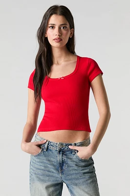 T-shirt ultracourt côtelé à encolure dégagée avec liséré de dentelle boucles