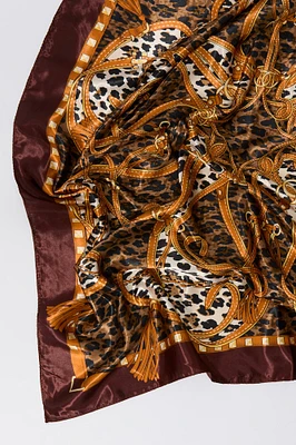 charpe multifaçons en satin avec imprimé de chaînes et motif guépard