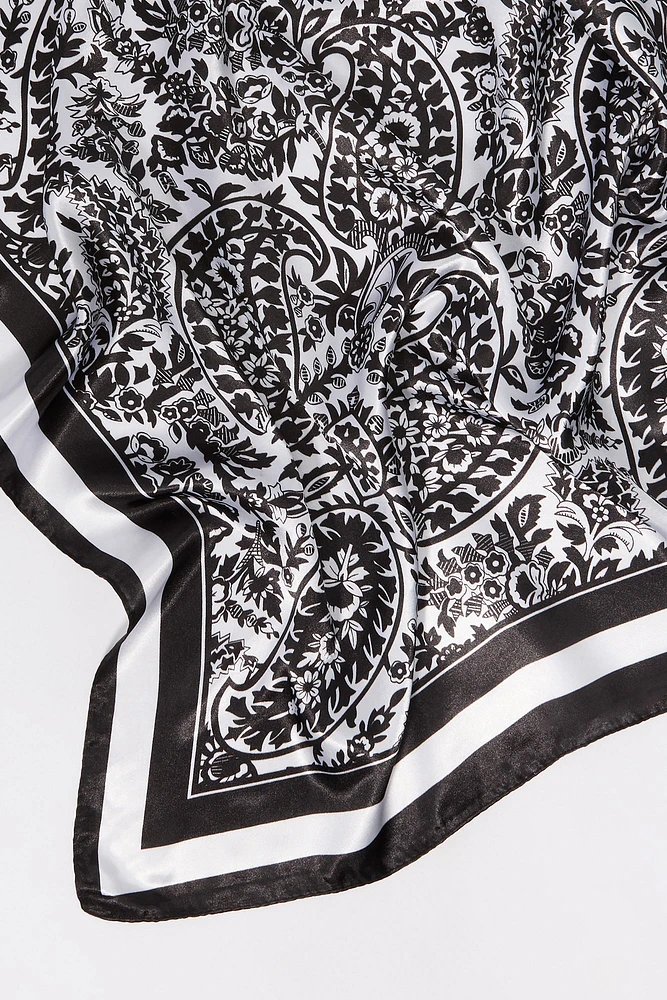 charpe en satin fleurie avec motif cachemire