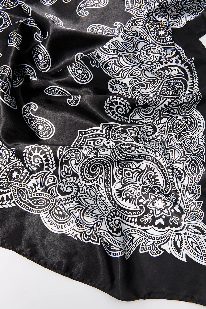 charpe multifaçons en satin avec motif cachemire