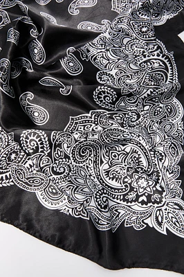 charpe multifaçons en satin avec motif cachemire