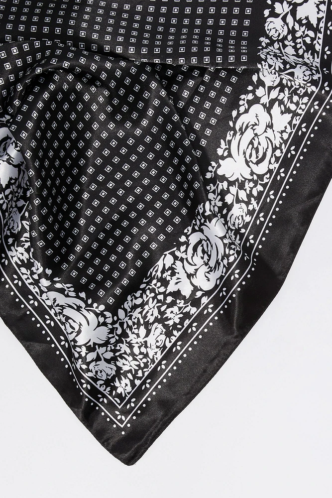 Écharpe multifaçons en satin avec bordure fleurie