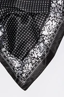 Écharpe multifaçons en satin avec bordure fleurie