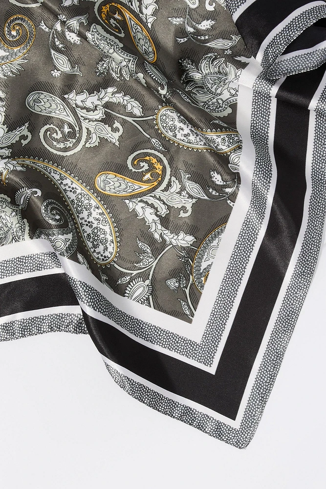 charpe multifaçons en satin avec bordure à motif cachemire