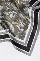 charpe multifaçons en satin avec bordure à motif cachemire