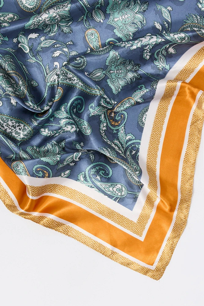 charpe multifaçons en satin avec bordure à motif cachemire
