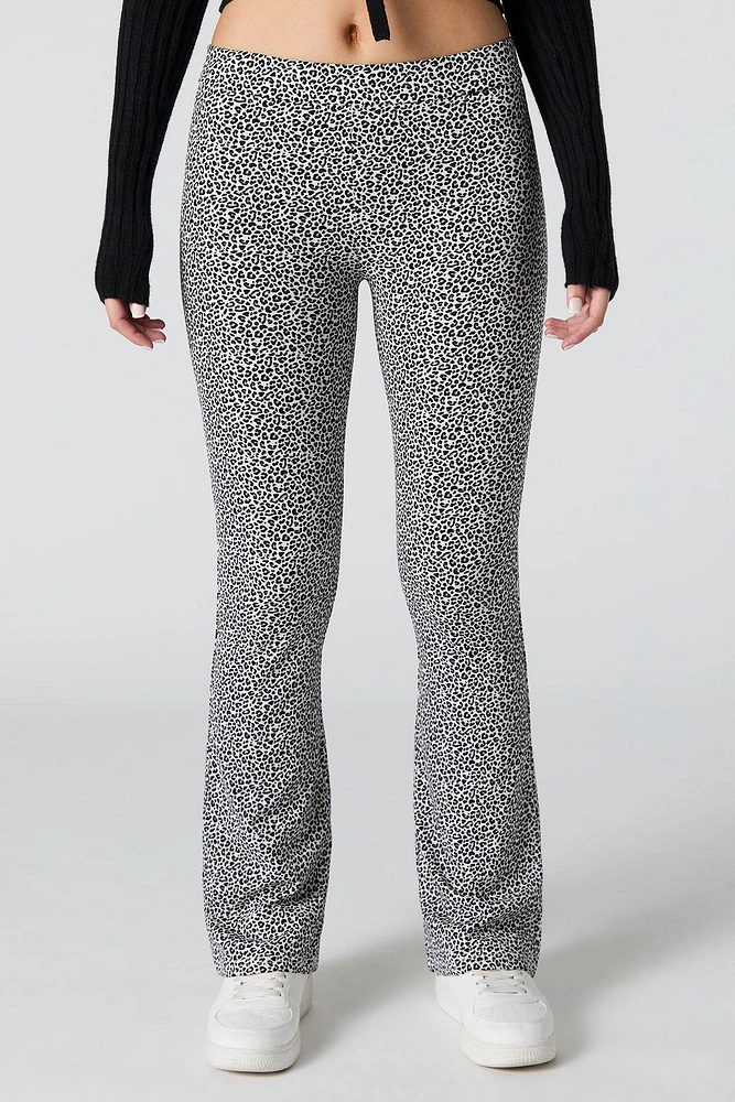 Pantalon à jambe évasée imprimé de guépard