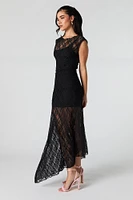 Robe maxi asymétrique en dentelle fleurie avec épaules dénudées