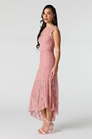 Robe maxi asymétrique en dentelle fleurie avec épaules dénudées