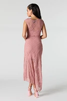 Robe maxi asymétrique en dentelle fleurie avec épaules dénudées