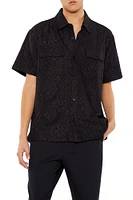 Haut boutonné texturé avec motif géométrique