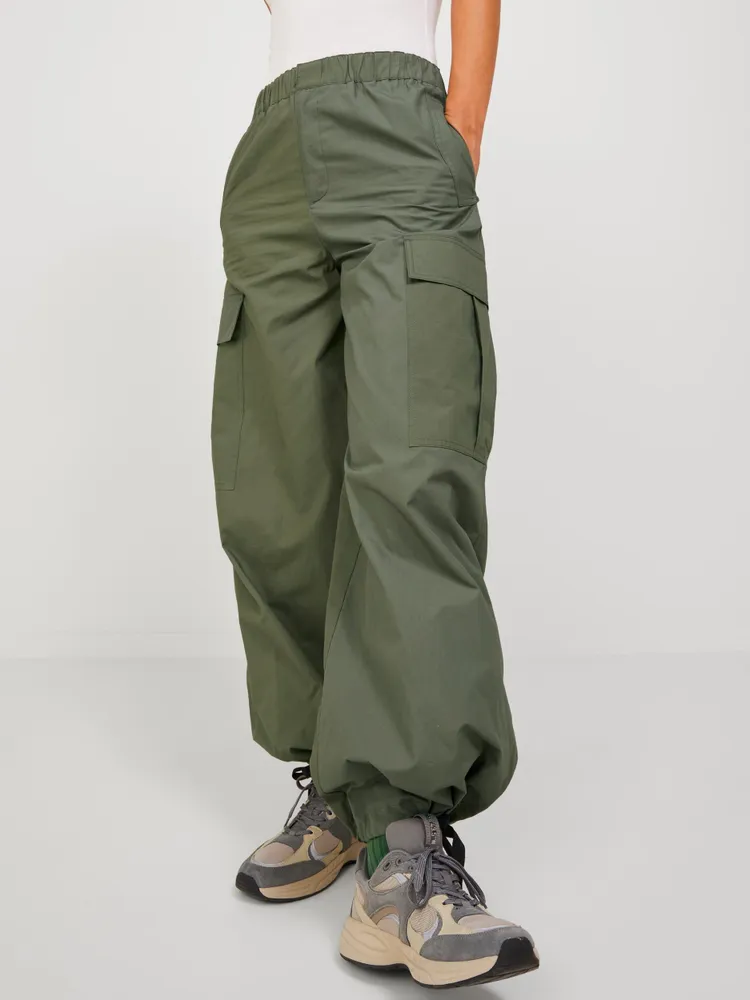 What Type of Shoes Go With Cargo Pants?