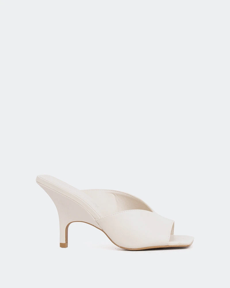 Caviana, Off White Leather/Cuir Blanc Cassé