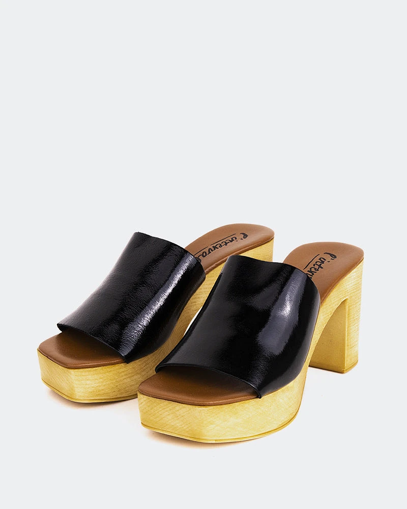 Snicker Black Leather