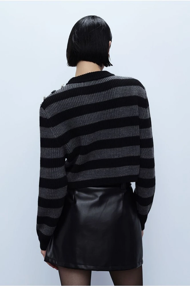 Pull rayé avec détail sur les épaules