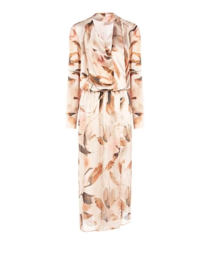 Robe longue asymétrique en satin froissé avec bouton pierres précieuses