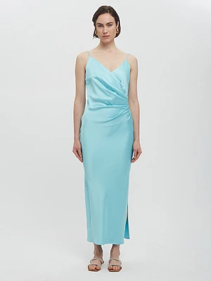 Robe en satin plissée sur le côté