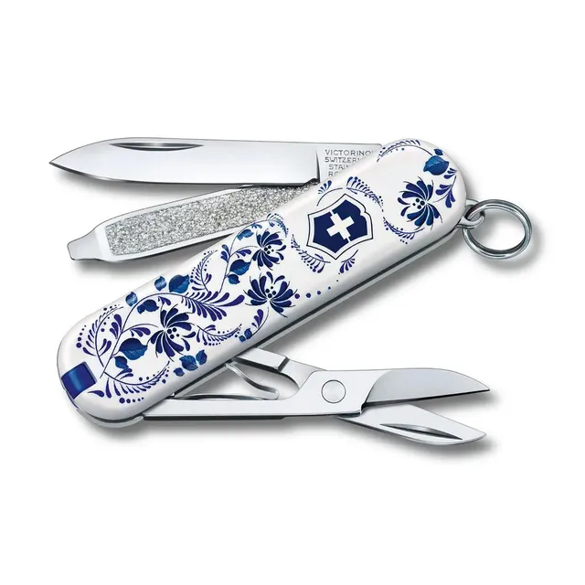 Victorinox Classic SD Brilliant Carbon in Carbon - 0.6221.90