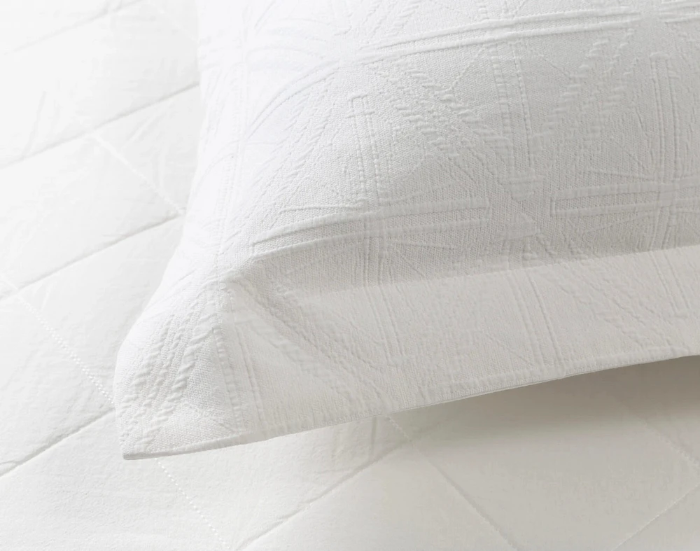 Shelby White Quilt Set