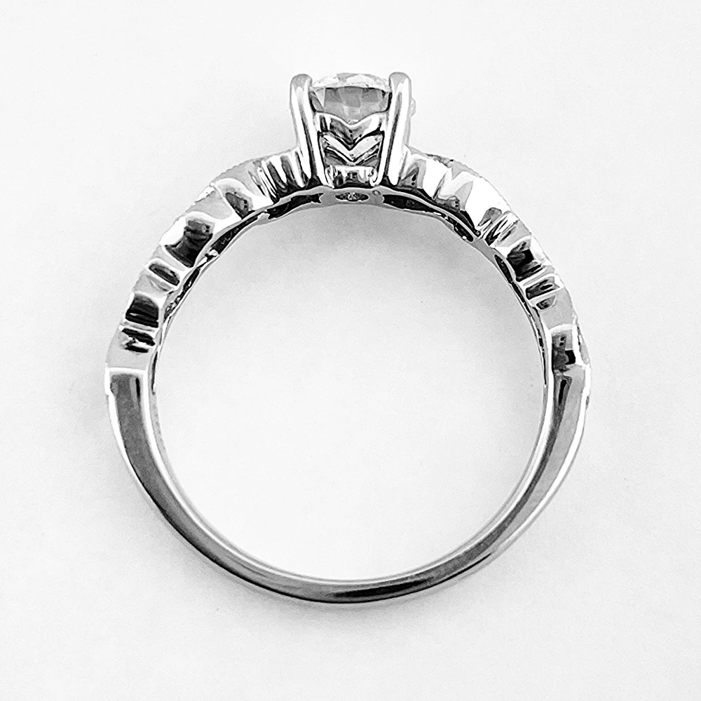 Round Cut Engagement Ring