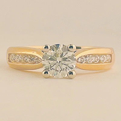 Round Cut Engagement Ring