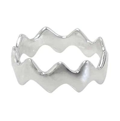 Sterling Silver Ring With Zig Zag Design. Approximate Band Size: 6.5mm Width