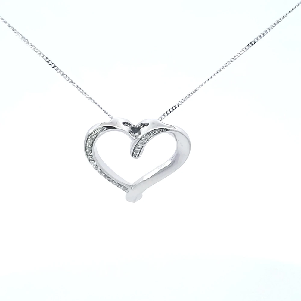 10K White Gold cttw Diamond Heart Pendant