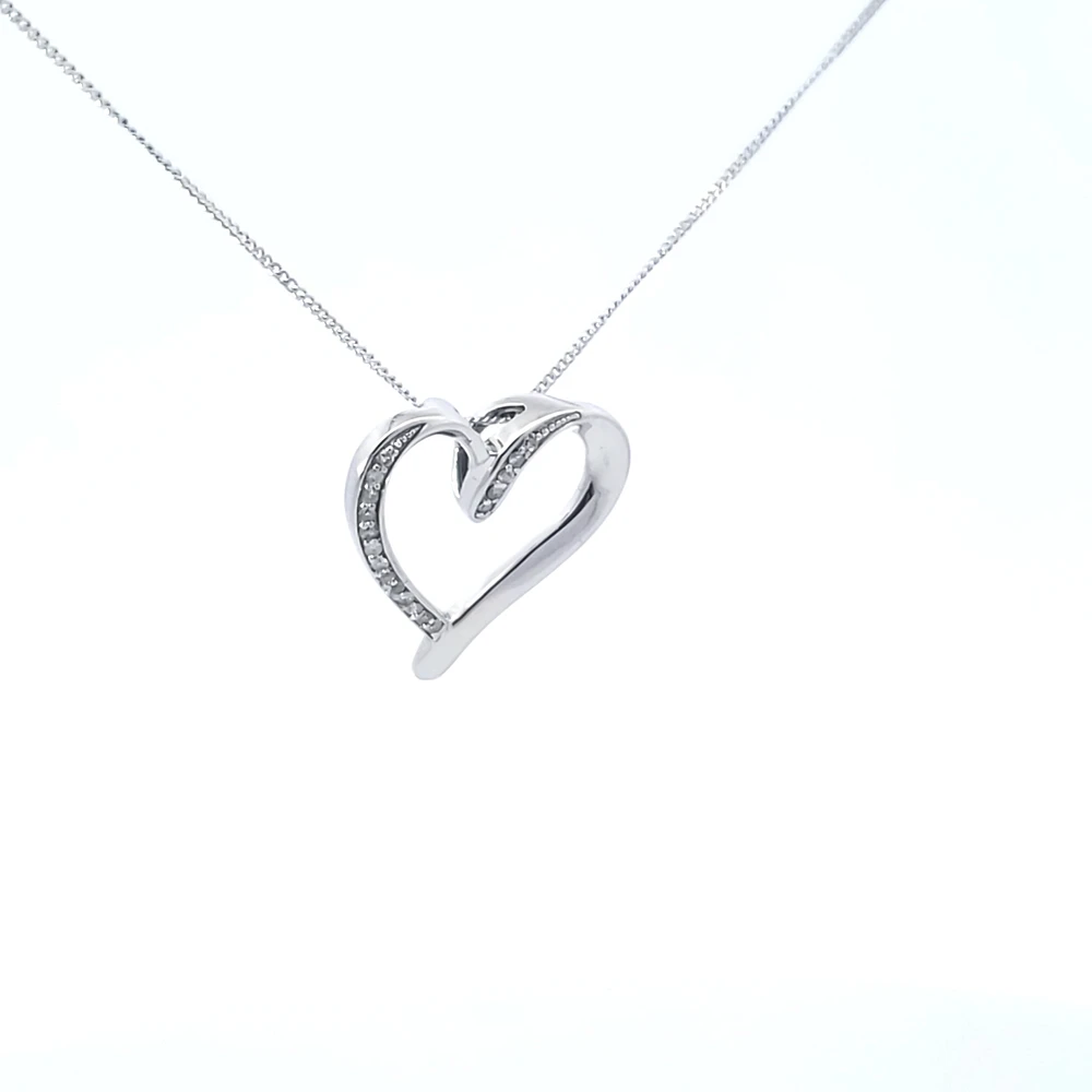 10K White Gold cttw Diamond Heart Pendant