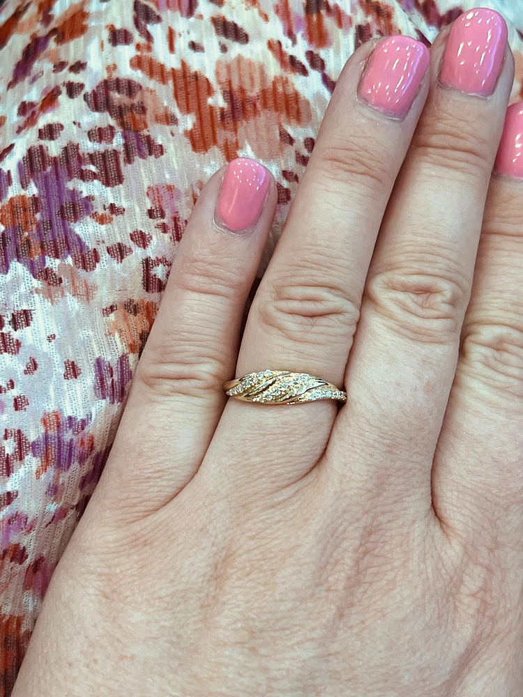 10K Yellow Gold 0.17 cttw Diamond Band
