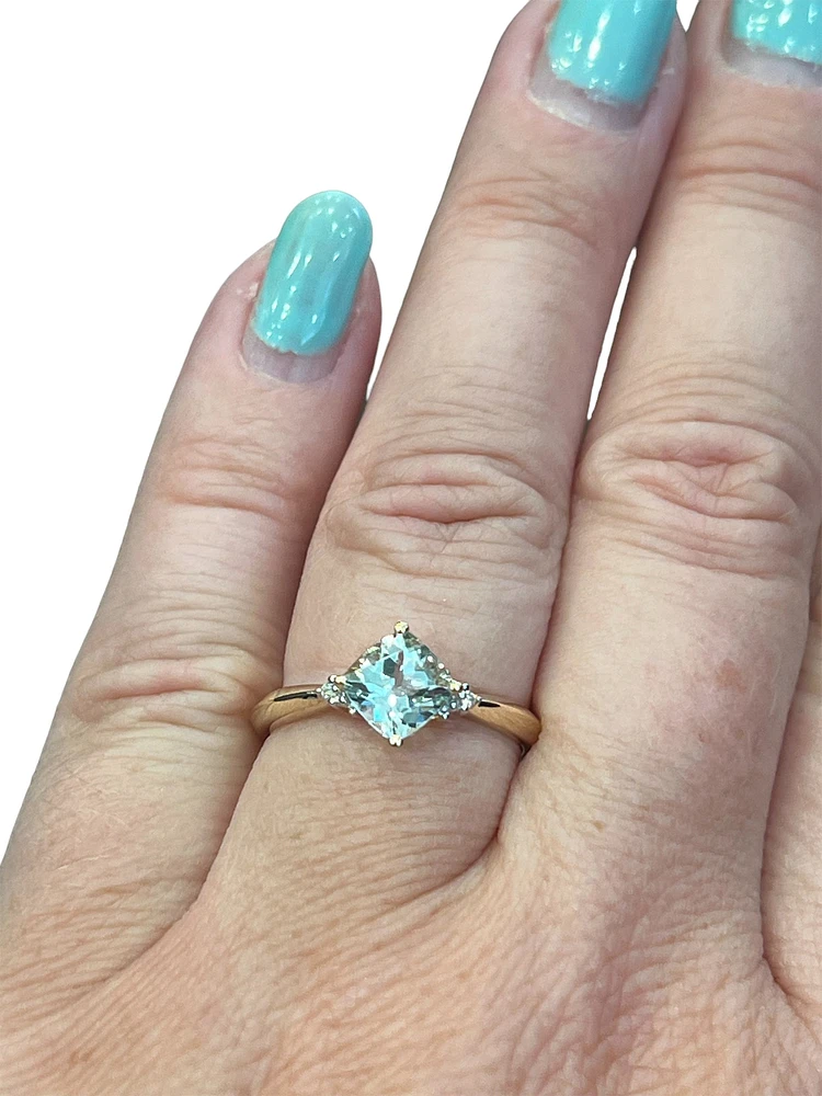 10K Yellow Gold 0.76cttw Aquamarine and 0.008cttw Diamond Ring, size 7