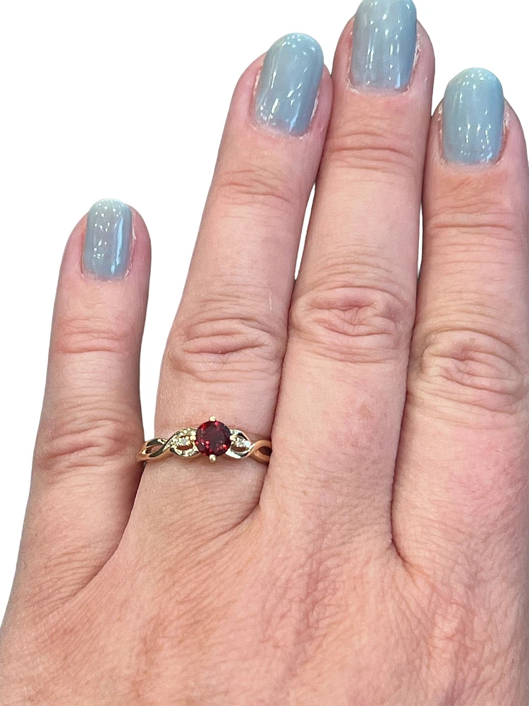 10K Yellow Gold 0.55cttw Garnet and 0.015cttw Diamond Ring