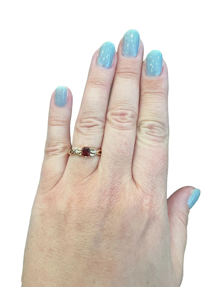 10K Yellow Gold 0.55cttw Garnet and 0.015cttw Diamond Ring