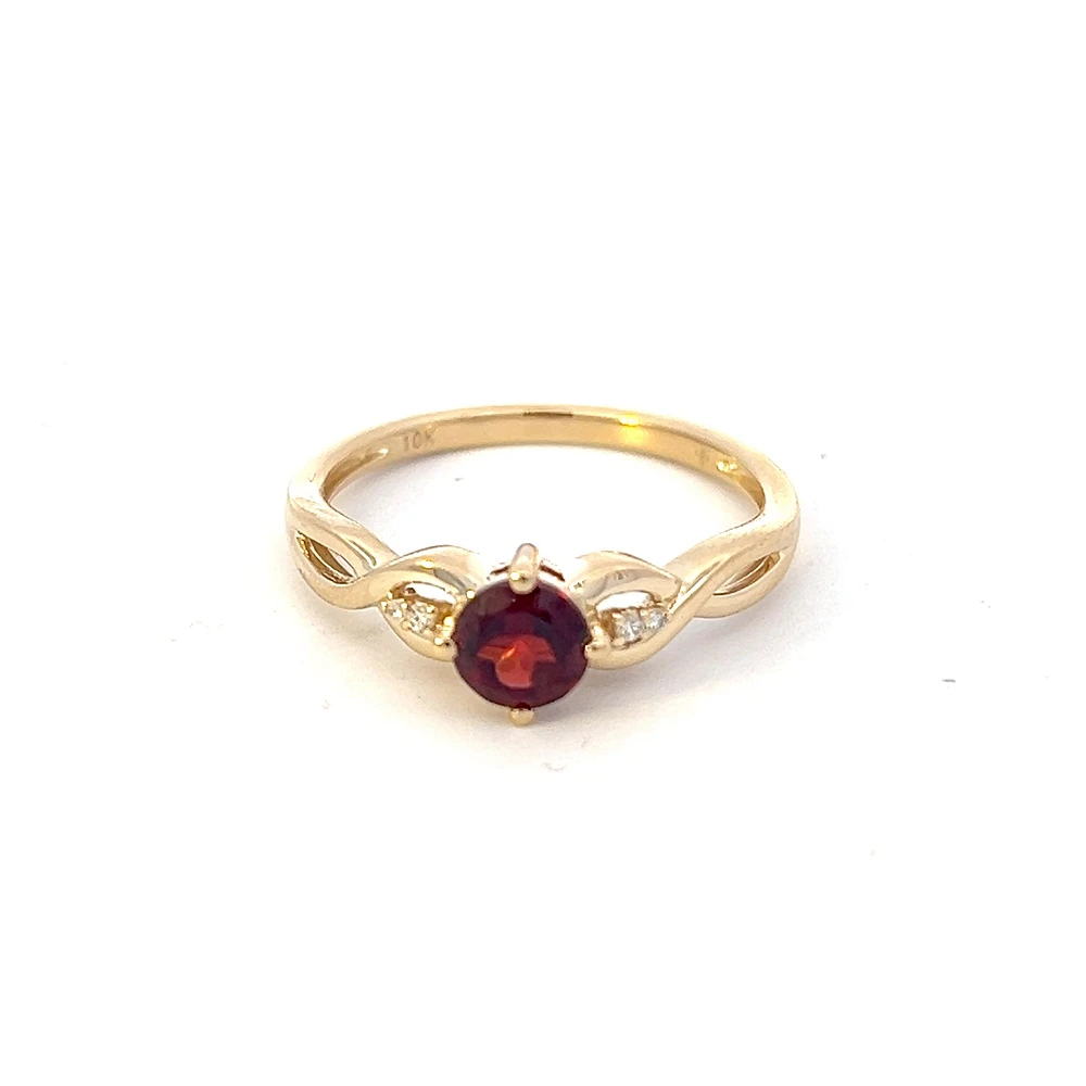 10K Yellow Gold 0.55cttw Garnet and 0.015cttw Diamond Ring