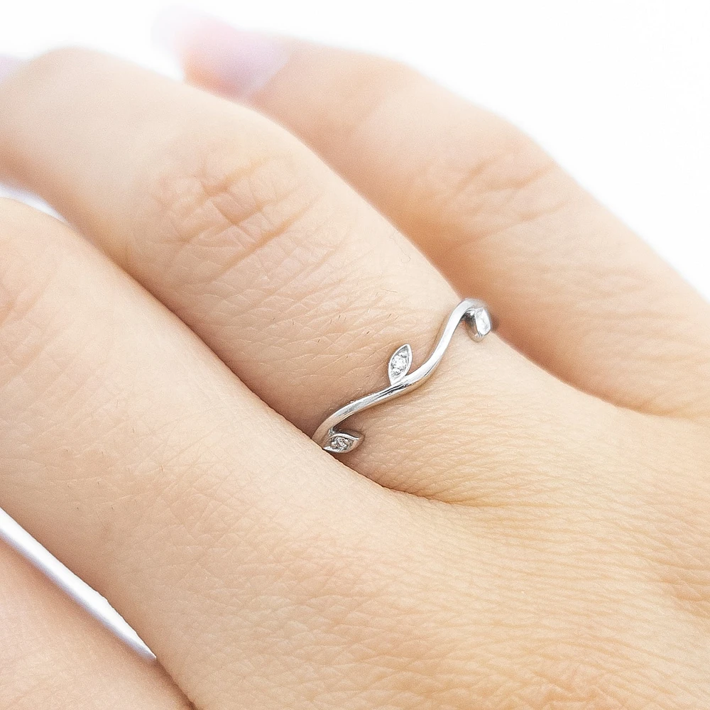 10K White Gold 0.024cttw Round-Cut Diamond Ring, size 6.5