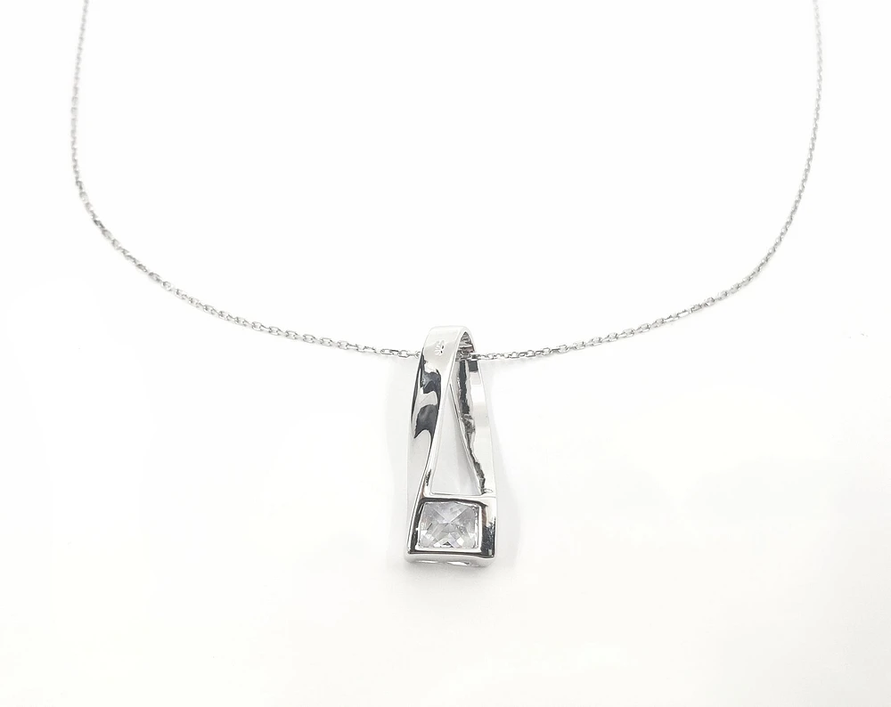 925 Sterling Silver 7mm Cubic Zirconia Pendant with Chain - 18 Inches