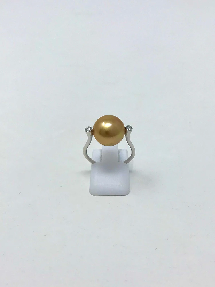 18K White Gold South Sea Pearl and Diamond Ring - Size 6.5