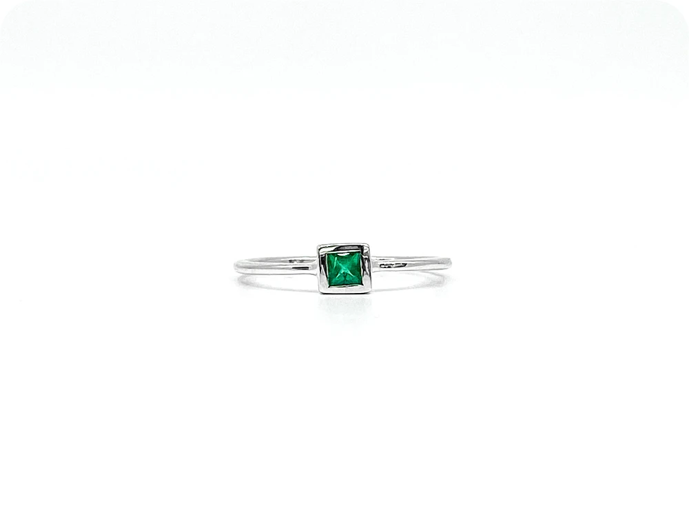 10K White Gold 0.15cttw Genuine Emerald Princess Cut Ring, size 6.5