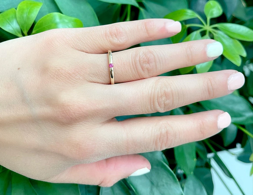 10K Yellow Gold 0.07cttw Genuine Ruby Ring, size 6