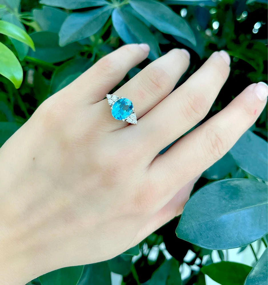 14K White Gold 10mm x 8mm Blue Topaz and 0.216cttw Canadian Diamond Ring