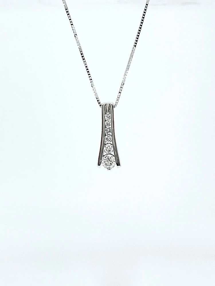 10K White Gold 0.31 Carat Diamond Pendant