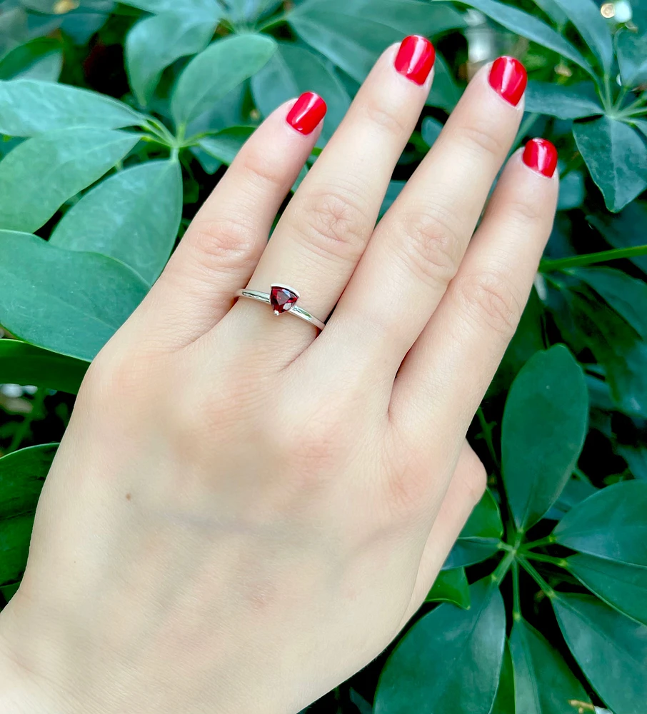10K White Gold 0.50cttw Genuine Garnet Ring, size 6.5