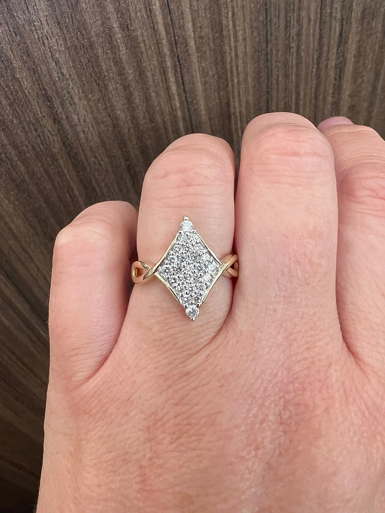 10K Yellow Gold 0.50cttw Diamond Ring - size 6.5